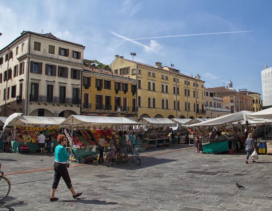 IMG_4632 copy.jpg - Market in Old city Padova